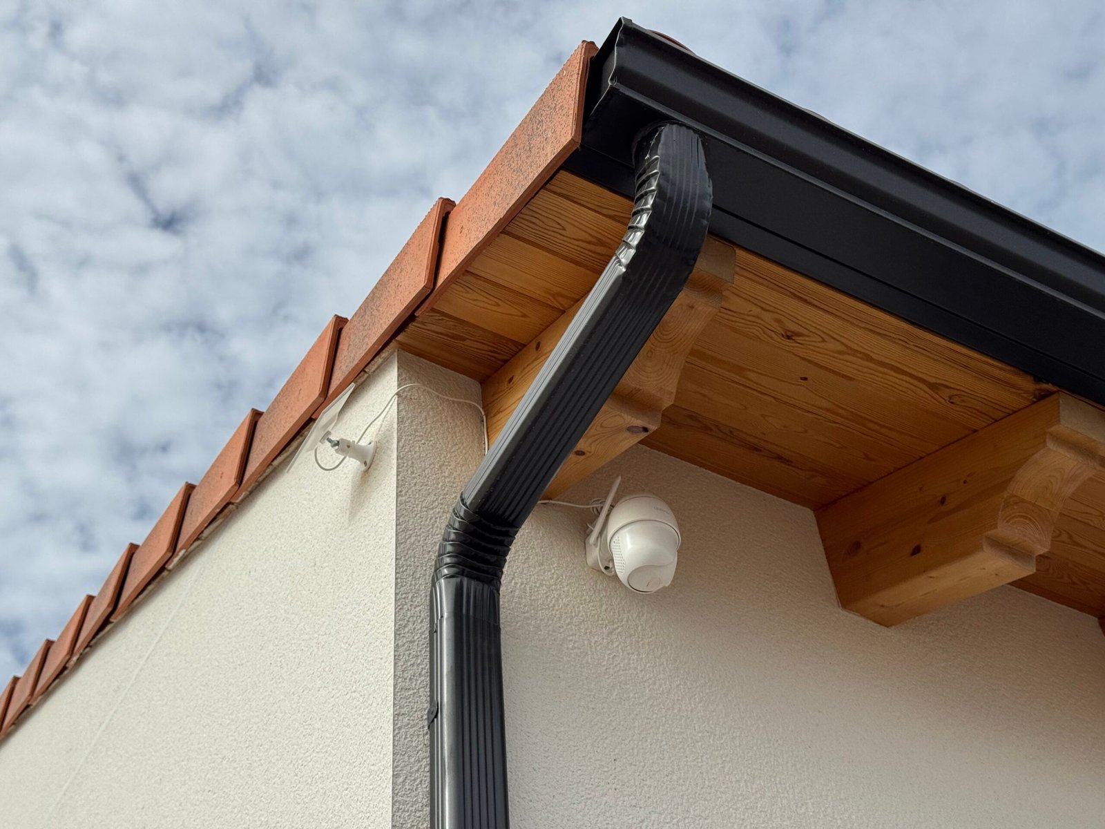 Garaje de vivienda unifamiliar con puerta seccional negra en Villar del Yermo, León