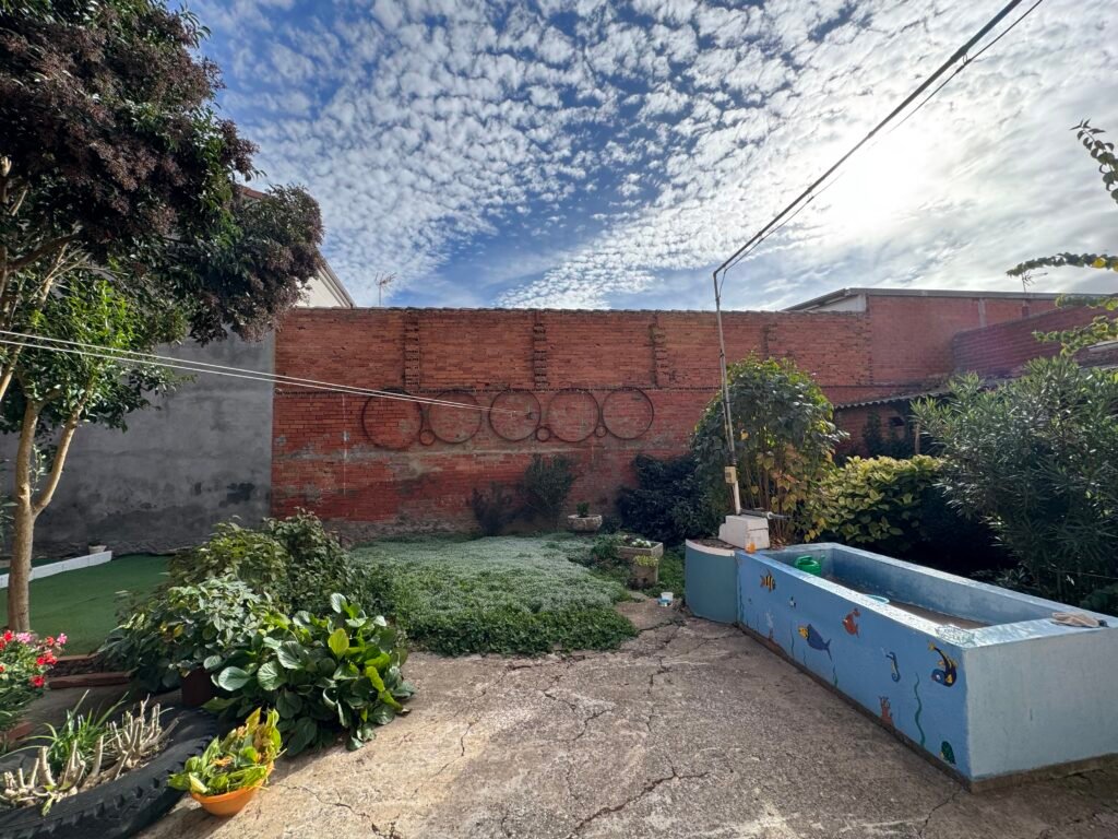 Patio antes de la reforma en Urdiales del Páramo Vista general del patio antes de la reforma en Urdiales del Páramo realizada por Construcciones Prieto