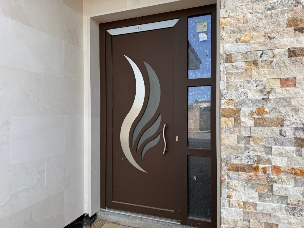 Puerta de entrada de vivienda unifamiliar terminada en Antoñanes, León, realizada por Construcciones Prieto