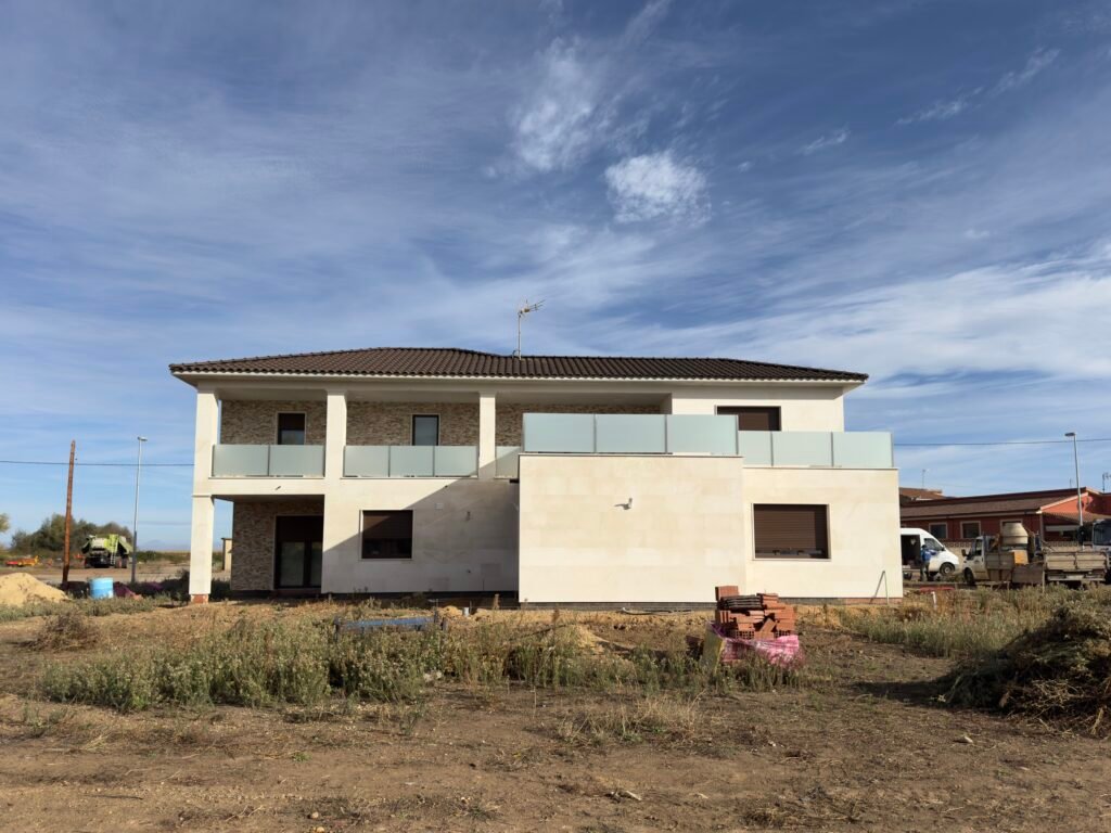 Vivienda unifamiliar terminada – vista trasera Vista trasera de vivienda unifamiliar terminada en Antoñanes, León, construida por Construcciones Prieto