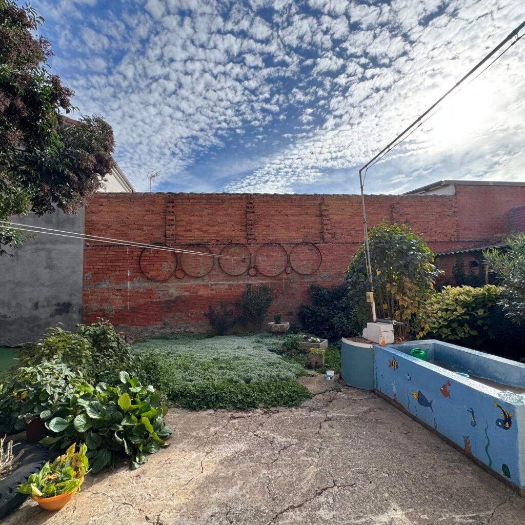 Patio antes de la reforma en Urdiales del Páramo Vista general del patio antes de la reforma en Urdiales del Páramo realizada por Construcciones Prieto